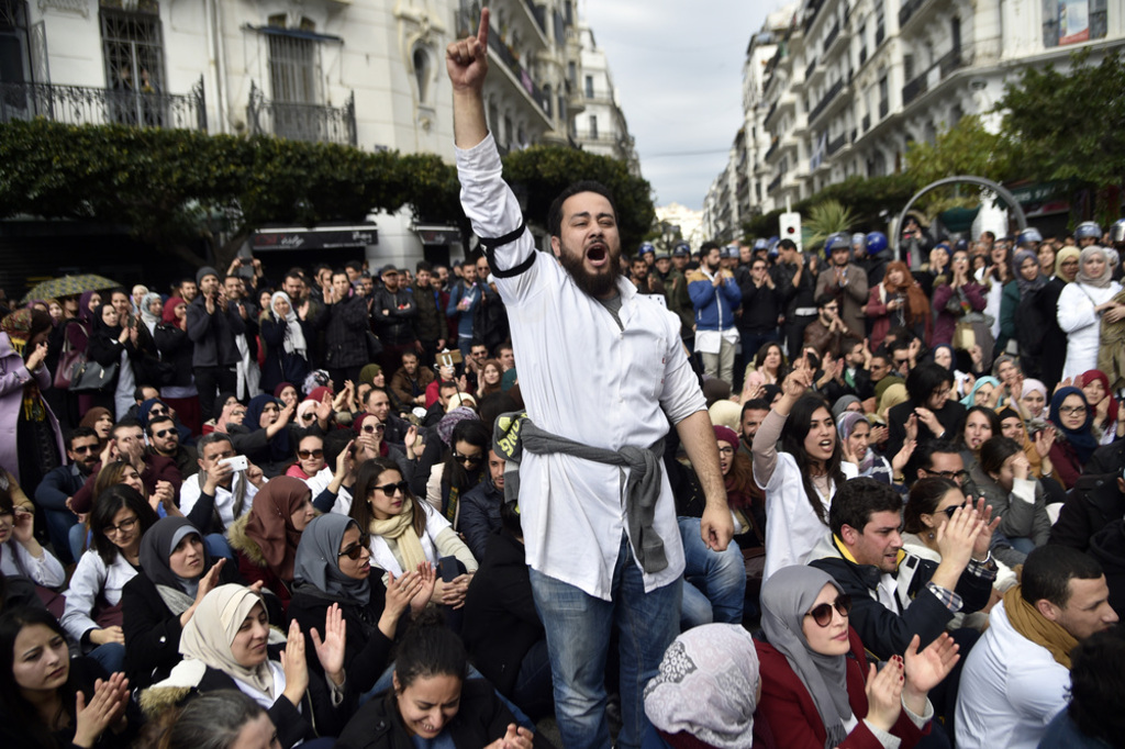 ALGERIA: MASS PROTESTS AND STRIKES THREATEN TO POSTPONE THE ELECTORAL CYCLE