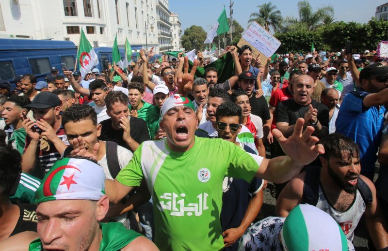 ALGERIA: MILITARY SHOWS NO SIGN OF RELINQUISHING POLITICAL POWER BEYOND ELECTIONS